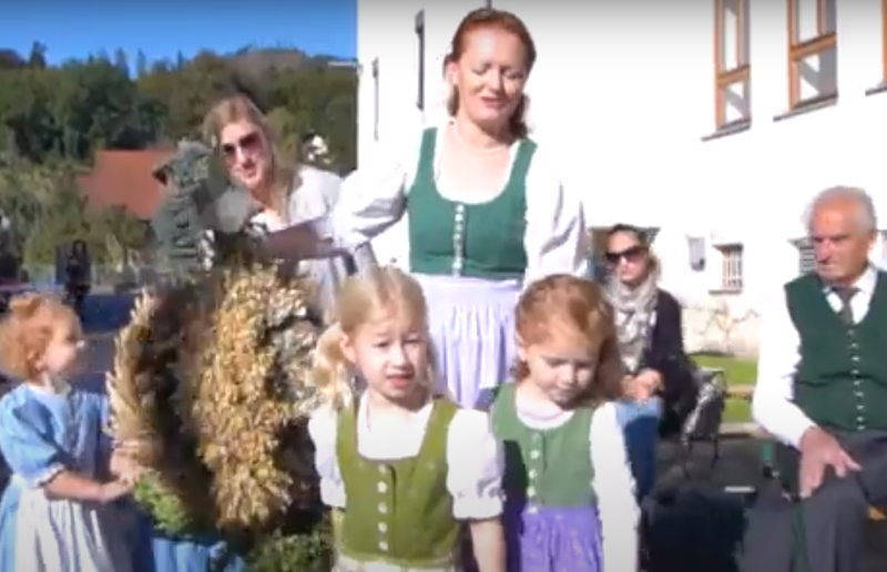 Erntedankfest 2020 neu eröffneten und geweihten Schulhof