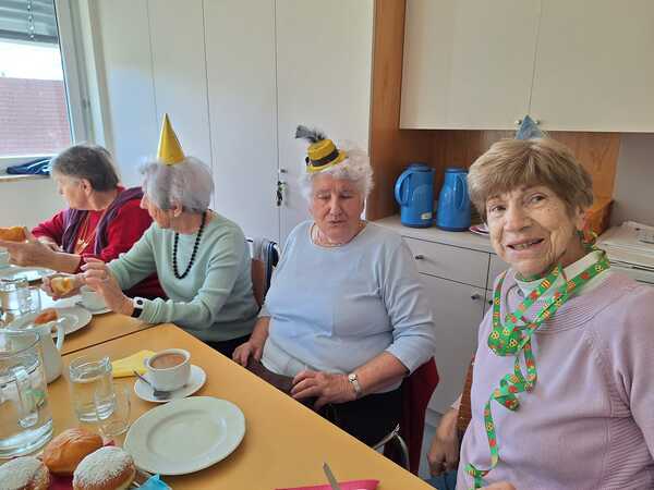 Ein bundes, lustiges und geselliges Faschingstreiben am Dienstag des Senioren Pfarrkaffee am 13.02.24 